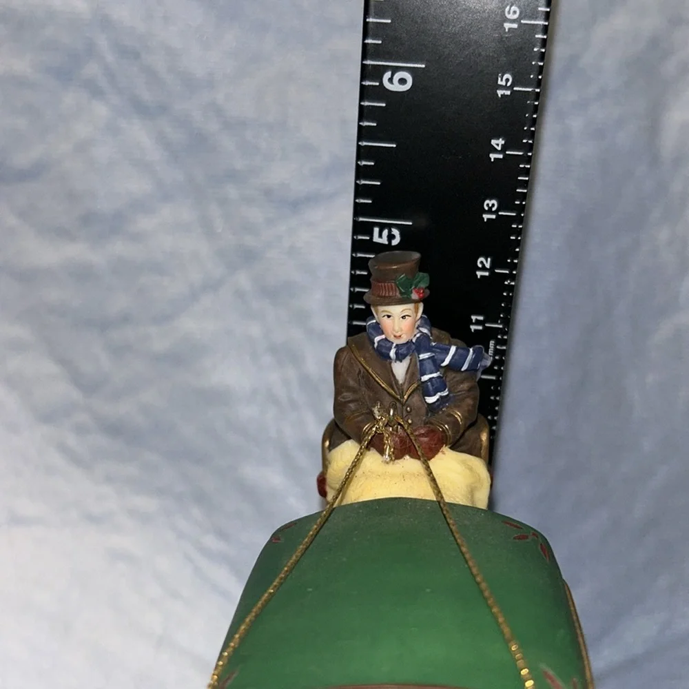 Resin Christmas O' Well One Horse Sleigh Carriage Gold Chains No Box